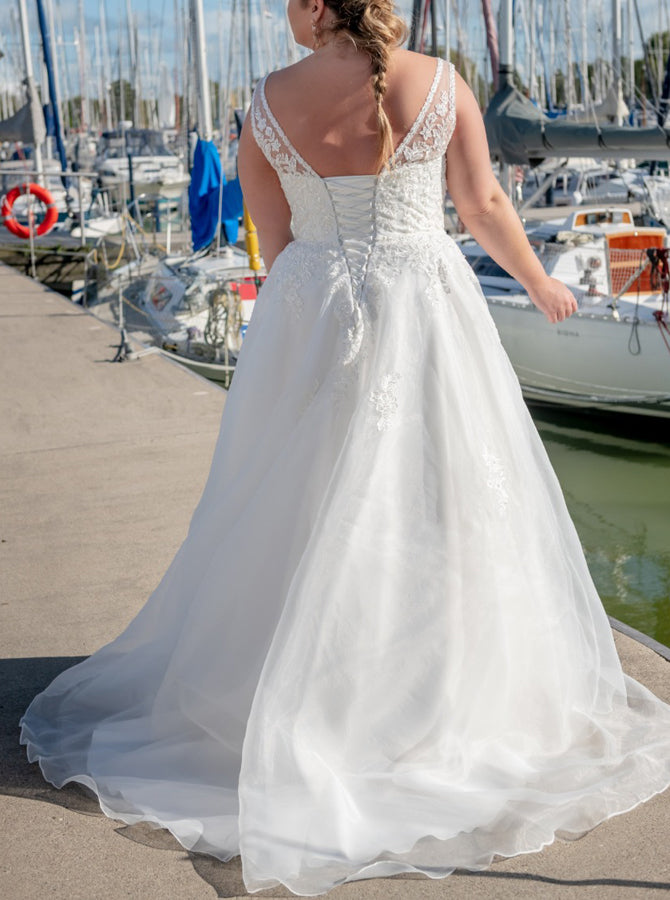 wedding dress back corset Quill Gown The skirt is crafted from layers of soft tulle Off-the-shoulder A-Line Minimal Wedding Dress